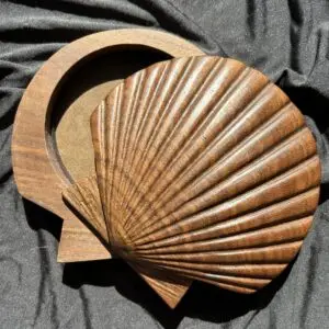 Opened hand-carved scallop box (walnut)